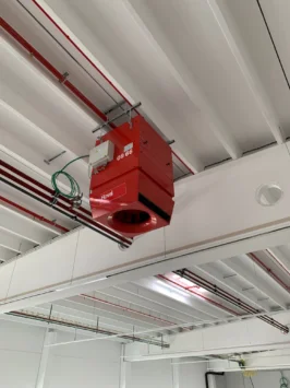 Deze aerothermen kunnen perfect onder de balk geplaatst worden, zodanig dat de opslagcapaciteit optimaal benut wordt. Bovendien moeten er niet veel buizen aan het plafond gehangen worden.