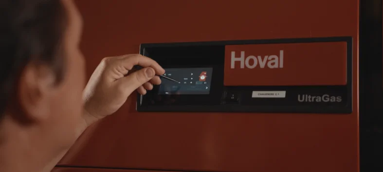 Les chaudières à condensation Hoval UltraGas sont équipées d'une régulation TopTronic qui peut être commandée, entre autres, à l'aide d'un écran.