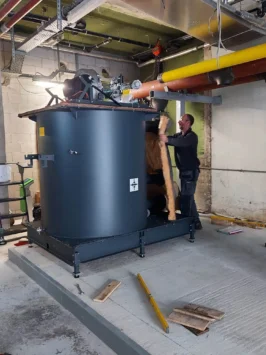 Le réservoir de la chaudière est fourni nu pour faciliter l'installation