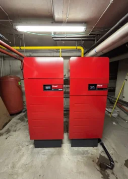 De stookplaats met de Hoval UltraGas 2D (250)